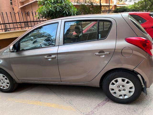 https://images10.gaadi.com/usedgaadi-sellcar/UsedCar/e520f5aca/fd5c0bc7-d1f3-4975-ac2c-983aa7e6c4d6.jpeg?imwidth=6402