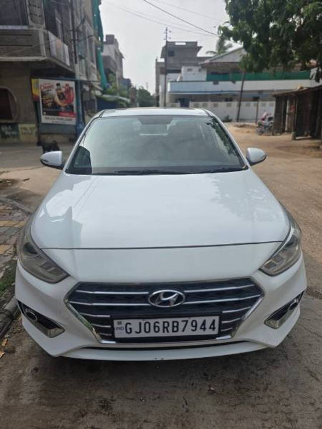 https://images10.gaadi.com/usedgaadi-sellcar/UsedCar/e52183baa/2c5d8111-9f42-443b-b708-c598177fce82.jpg?imwidth=6400