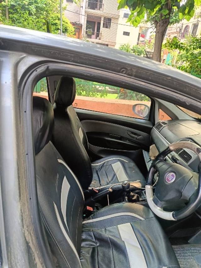 https://images10.gaadi.com/usedgaadi-sellcar/UsedCar/e521a075a/538a0920-3e61-4669-a493-e9a9d1750972.jpeg?imwidth=6401