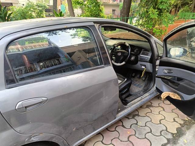 https://images10.gaadi.com/usedgaadi-sellcar/UsedCar/e521a075a/dfb6c666-2933-4276-afaa-bbe12892f059.jpeg?imwidth=6402