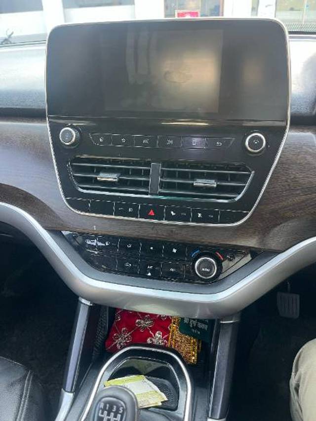 https://images10.gaadi.com/usedgaadi-sellcar/UsedCar/e521deb0a/3f53f0a7-e0da-4e10-98eb-c3d56adb8db4.jpg?imwidth=6400