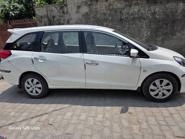 https://images10.gaadi.com/usedgaadi-sellcar/UsedCar/e521e2dba/3583bf6f-417d-4944-9c51-fd8969d79075.jpg?imwidth=6402