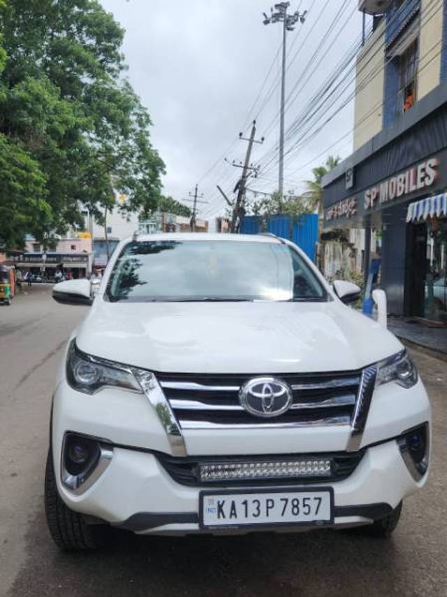 https://images10.gaadi.com/usedgaadi-sellcar/UsedCar/e52255b2a/6d9fe82a-bb87-4109-9b99-958e8cd5d2ae.jpg?imwidth=6400