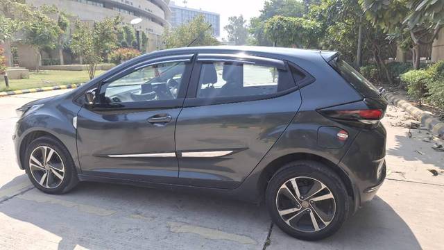https://images10.gaadi.com/usedgaadi-sellcar/UsedCar/e5225dfba/2e59cff0-3228-4ccc-90d5-beaea0b57746.jpg?imwidth=6400