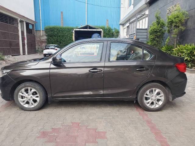 https://images10.gaadi.com/usedgaadi-sellcar/UsedCar/e5237c6ca/3885265d-7027-4cc9-8182-af0345a9432c.jpg?imwidth=6402