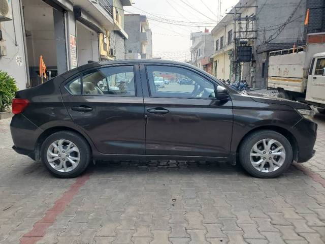 https://images10.gaadi.com/usedgaadi-sellcar/UsedCar/e5237c6ca/7dce0ef0-0430-4a1f-bc34-0f924c12e685.jpg?imwidth=6401