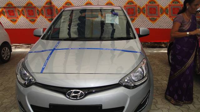 https://images10.gaadi.com/usedgaadi-sellcar/UsedCar/e523c0aca/5c0649bf-1740-4a2d-a5ff-e662d5847441.jpeg?imwidth=6400