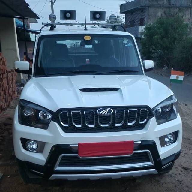 https://images10.gaadi.com/usedgaadi-sellcar/UsedCar/e524c7a6a/9d0c3424-14ce-419b-8e02-f898f0be3470.jpg?imwidth=6400
