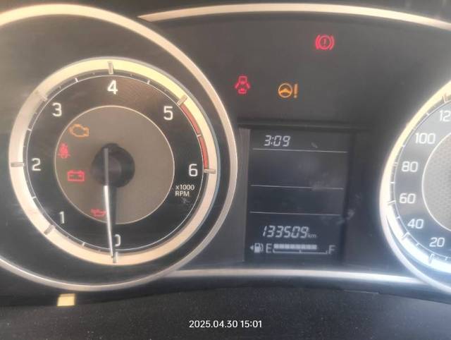 https://images10.gaadi.com/usedgaadi-sellcar/UsedCar/e524db56a/60de838b-72bf-46f2-af41-099bde0c9bad.jpg?imwidth=6402