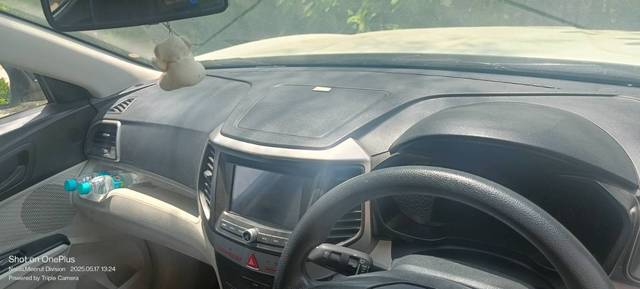 https://images10.gaadi.com/usedgaadi-sellcar/UsedCar/e5250619a/5ae9e7f6-7de8-447b-a02f-7beec25250d7.jpg?imwidth=6402