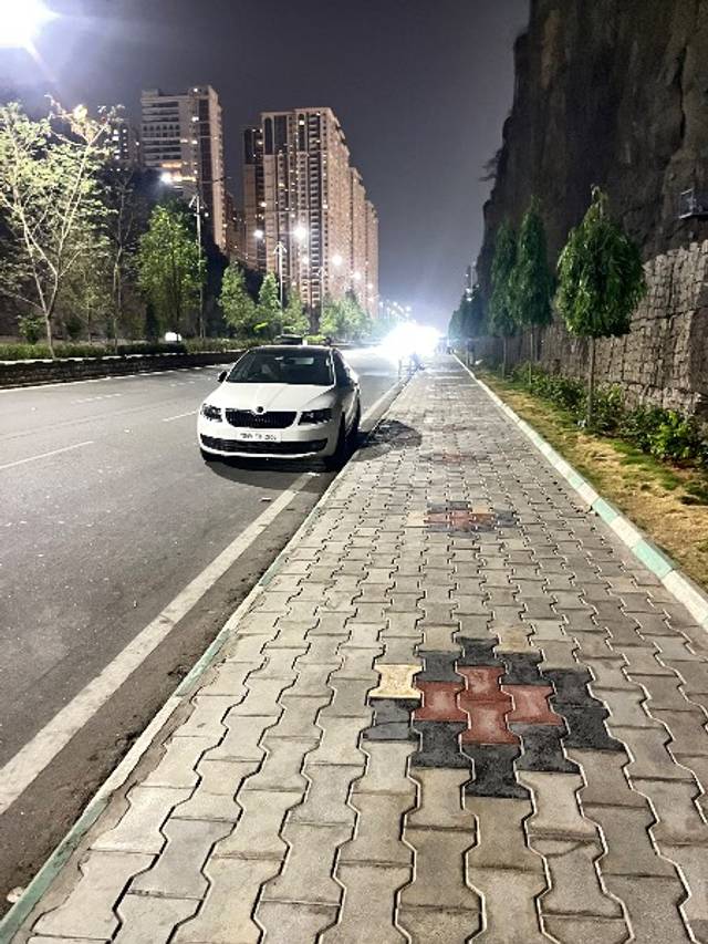 https://images10.gaadi.com/usedgaadi-sellcar/UsedCar/e5253654a/7e3176e0-0b11-4e53-ad66-281125fea036.jpeg?imwidth=6400