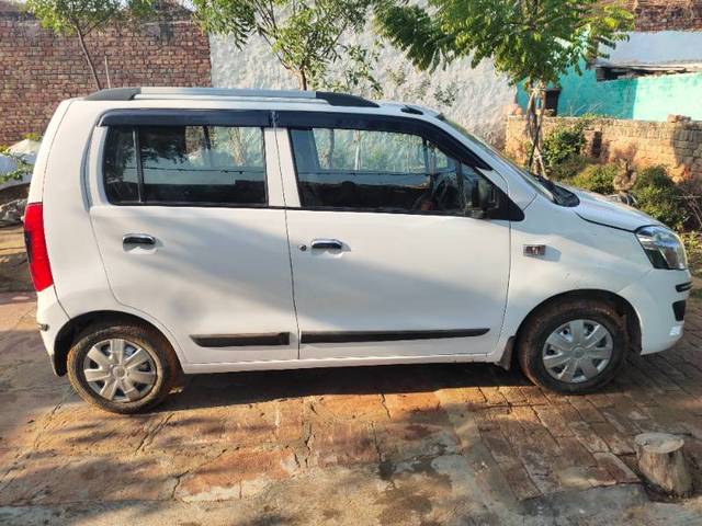 https://images10.gaadi.com/usedgaadi-sellcar/UsedCar/e5269d50a/c46d4120-a155-4b06-b4e0-3d784cb318c1.jpg?imwidth=6401