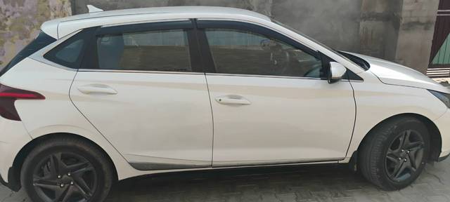 https://images10.gaadi.com/usedgaadi-sellcar/UsedCar/e528b0bba/3551e49e-4b16-423a-884d-523fc3071236.jpg?imwidth=6401