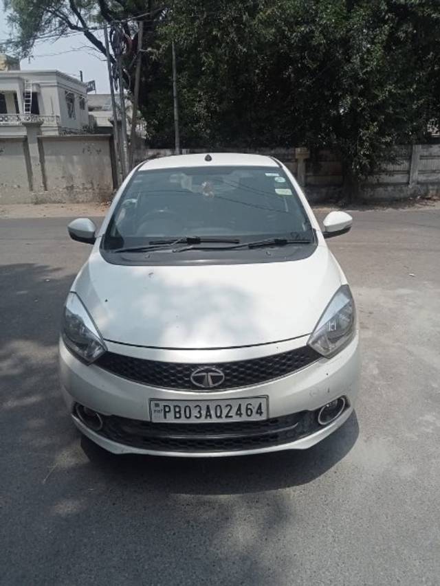 https://images10.gaadi.com/usedgaadi-sellcar/UsedCar/e5299ab9a/703740bb-f6b6-4378-9fea-ef4f3e897ad4.jpeg?imwidth=6400