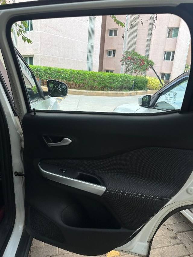https://images10.gaadi.com/usedgaadi-sellcar/UsedCar/e529c2c6a/eab016ec-baa3-431f-ac57-a0ad9d2f848b.jpeg?imwidth=6400