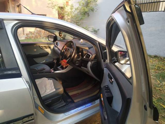 https://images10.gaadi.com/usedgaadi-sellcar/UsedCar/e529db71a/59eb0fa8-8e7a-4616-a6ac-3fa279ea968d.jpg?imwidth=6401