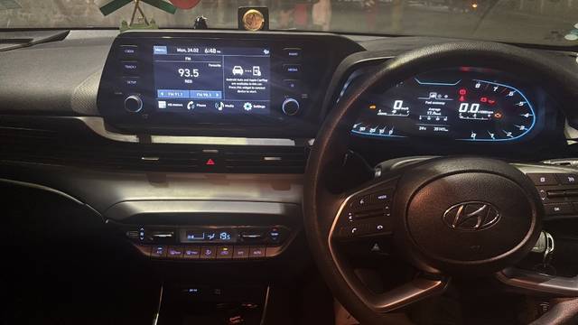 https://images10.gaadi.com/usedgaadi-sellcar/UsedCar/e52a798ea/7e03e2cb-fea9-4000-9f6d-fb627357fae3.jpeg?imwidth=6401