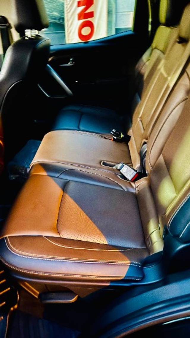 https://images10.gaadi.com/usedgaadi-sellcar/UsedCar/e52aa98ea/5c1042ed-bd4b-4729-a99d-adddcf5cacfe.jpeg?imwidth=6402