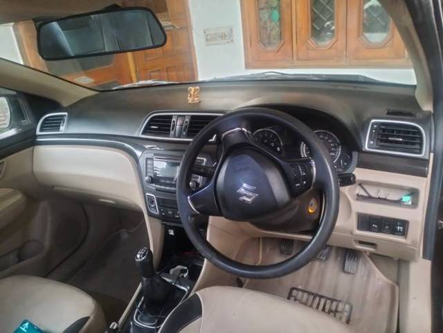 https://images10.gaadi.com/usedgaadi-sellcar/UsedCar/e52b21d5a/47bff43f-30c5-4423-a4df-26294dc57af4.jpg?imwidth=6402