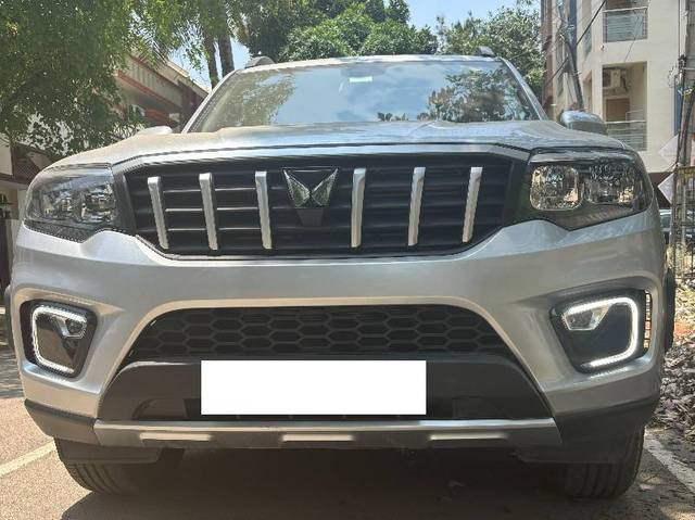 https://images10.gaadi.com/usedgaadi-sellcar/UsedCar/e52be07fa/217ca1b5-226f-4b3e-94fb-924b698a8879.jpg?imwidth=6402