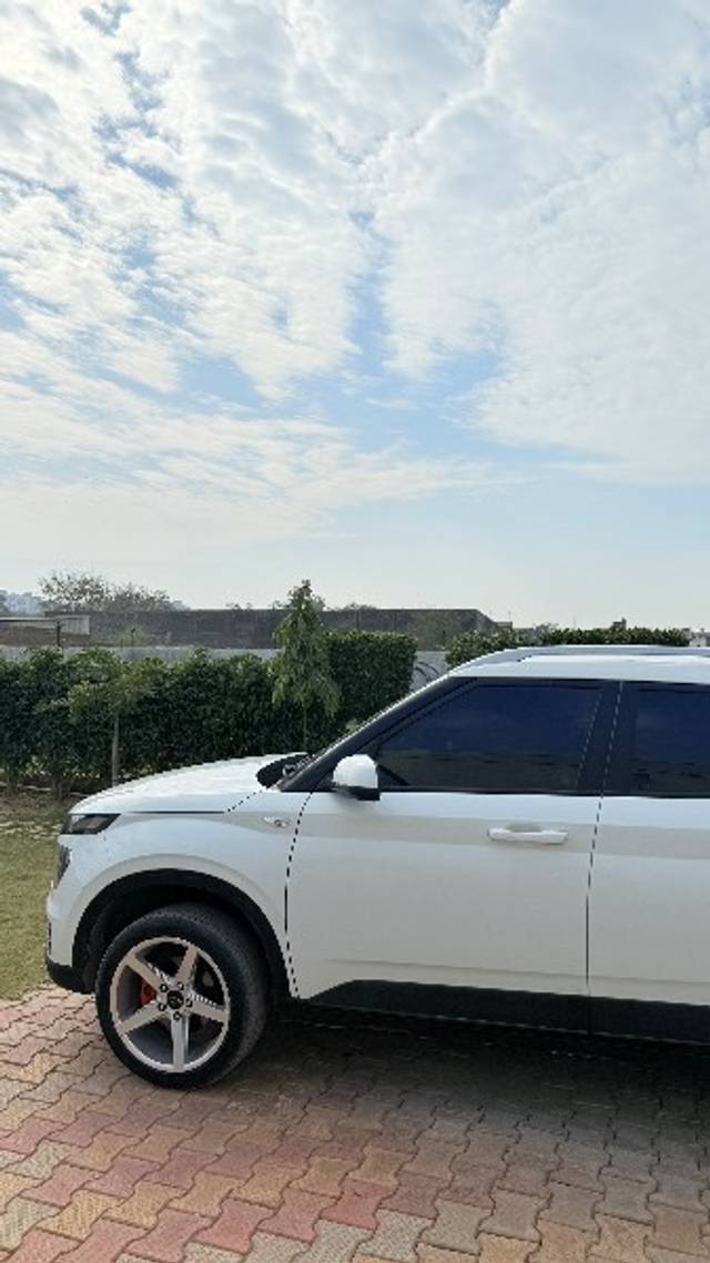 https://images10.gaadi.com/usedgaadi-sellcar/UsedCar/e52c3758a/94942be2-c289-457b-8d8c-26cf9c45d12b.jpeg?imwidth=6402