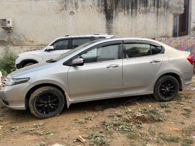 https://images10.gaadi.com/usedgaadi-sellcar/UsedCar/e52c512aa/affe7d0f-9cab-436b-9786-94fd3a1f3f7c.jpg?imwidth=6400