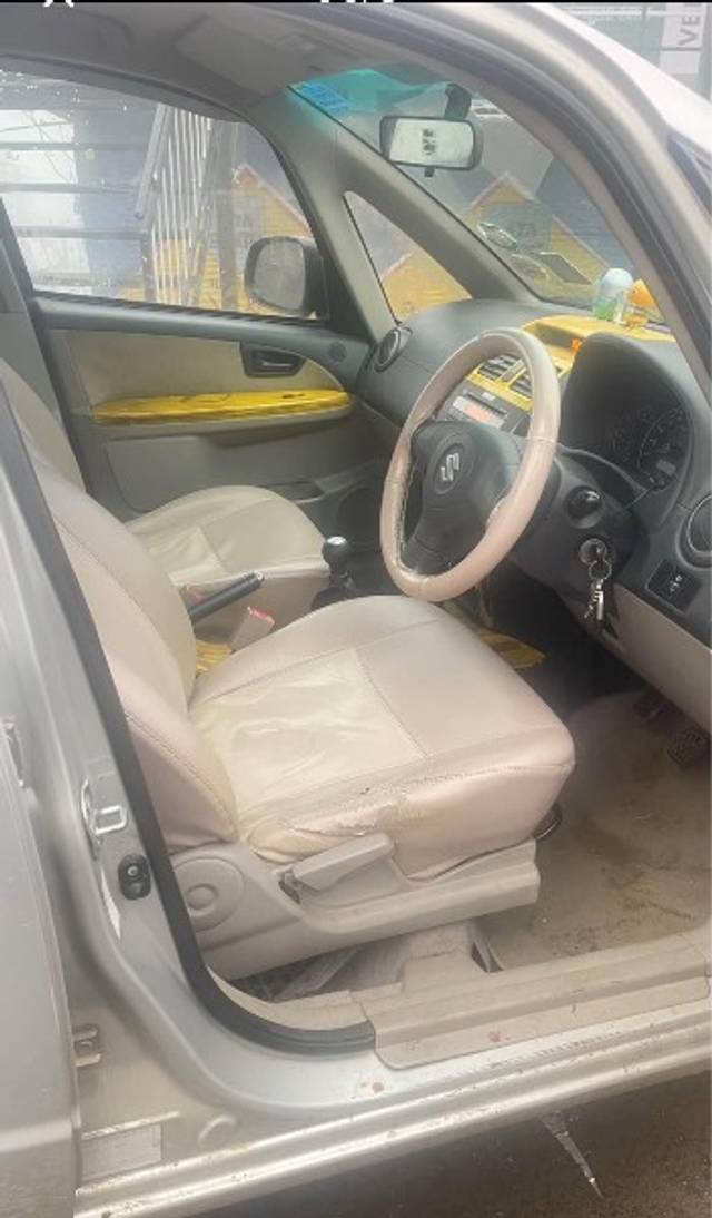 https://images10.gaadi.com/usedgaadi-sellcar/UsedCar/e52cfb60a/ab3f7eef-94dc-47c5-ae67-081c5b5c7fb3.jpeg?imwidth=6402