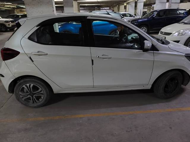https://images10.gaadi.com/usedgaadi-sellcar/UsedCar/e52d184ca/4a19ce4d-cac0-4ba7-84b9-f856d56a4ed5.jpg?imwidth=6401