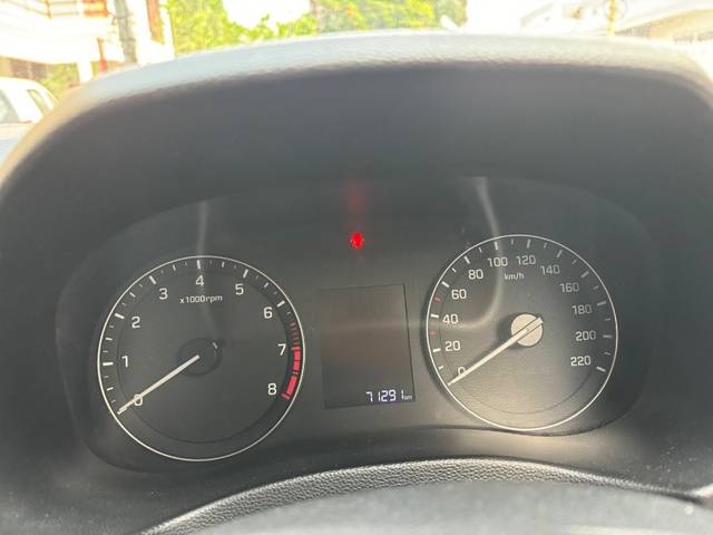 https://images10.gaadi.com/usedgaadi-sellcar/UsedCar/e52d4fcaa/57aeca7b-d0b8-444b-90f9-e5f796c5733c.jpeg?imwidth=6402