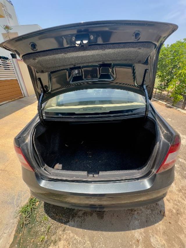 https://images10.gaadi.com/usedgaadi-sellcar/UsedCar/e52d52d9a/cd1dd72d-b3b4-4c45-9a79-8a644397a2ea.jpeg?imwidth=6401