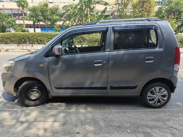 https://images10.gaadi.com/usedgaadi-sellcar/UsedCar/e52e3e31a/62c5a482-d410-4c0a-9ba9-b5a098825978.jpg?imwidth=6400
