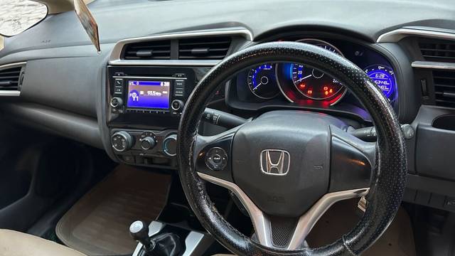 https://images10.gaadi.com/usedgaadi-sellcar/UsedCar/e52f200fa/18fc249f-cb2a-4b15-bb1a-f7680618a3dc.jpeg?imwidth=6401