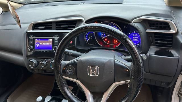 https://images10.gaadi.com/usedgaadi-sellcar/UsedCar/e52f200fa/542ef58d-d8da-43a5-adf3-4628b18a298a.jpeg?imwidth=6402