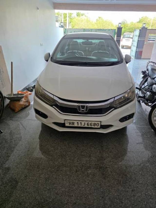 https://images10.gaadi.com/usedgaadi-sellcar/UsedCar/e52f2d12a/62f73463-f56b-4cbd-b38e-a76903e2a205.jpg?imwidth=6400