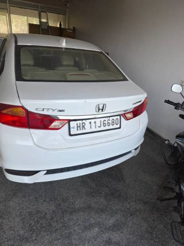 https://images10.gaadi.com/usedgaadi-sellcar/UsedCar/e52f2d12a/b6e35484-c4c3-4305-b7e7-efdacf43e183.jpg?imwidth=6402