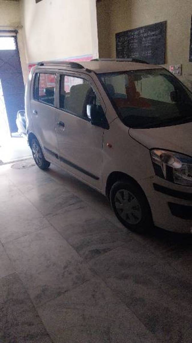 https://images10.gaadi.com/usedgaadi-sellcar/UsedCar/e52f3d03a/9d323e53-74ac-4652-9548-4b521d1d0d1b.jpg?imwidth=6402