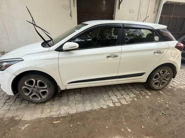 https://images10.gaadi.com/usedgaadi-sellcar/UsedCar/e52f7deca/5d1a66b9-9acd-498f-aa4b-97246e88fbfc.jpeg?imwidth=6402