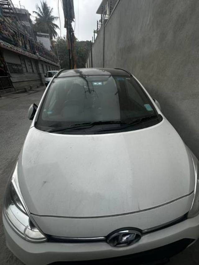https://images10.gaadi.com/usedgaadi-sellcar/UsedCar/e52fedbba/b292b4e1-9f5a-44b2-bd27-e09fec821259.jpg?imwidth=6401