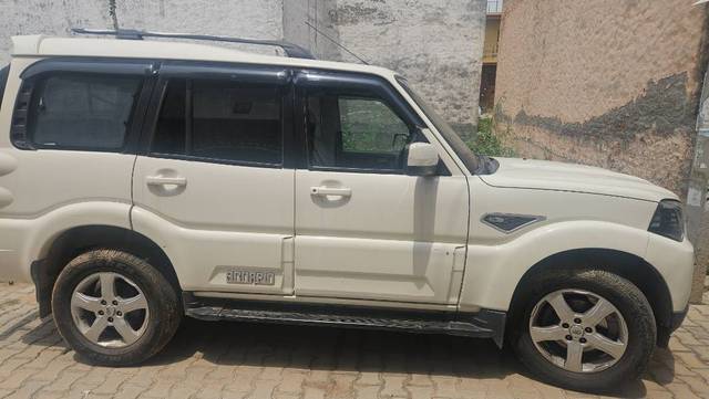 https://images10.gaadi.com/usedgaadi-sellcar/UsedCar/e5305090a/78b9eaa5-59c2-45f7-adea-16733aefeff4.jpg?imwidth=6401