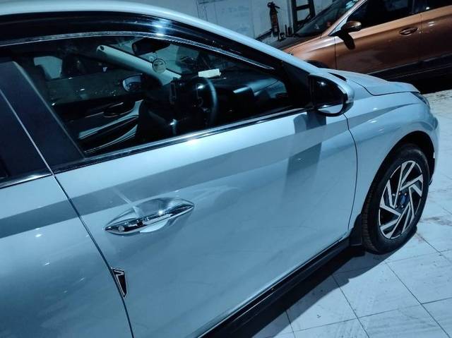 https://images10.gaadi.com/usedgaadi-sellcar/UsedCar/e530d79ea/24b1f304-52a6-4c9f-8871-c80fc4db80bd.jpg?imwidth=6401