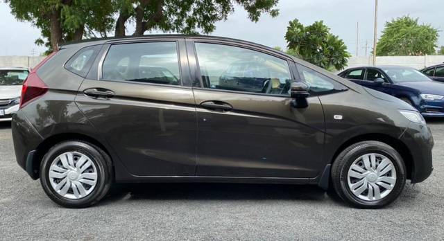 https://images10.gaadi.com/usedgaadi-sellcar/UsedCar/e5314d5ba/490d7ae0-6600-42d9-b896-6c55f9bda35b.jpeg?imwidth=6401