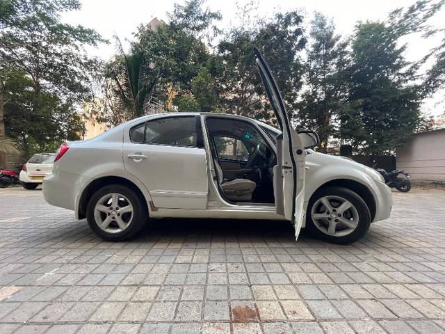 https://images10.gaadi.com/usedgaadi-sellcar/UsedCar/e532e71ea/af74d3b2-398c-4fcf-83f3-07115f5d901e.jpeg?imwidth=6402