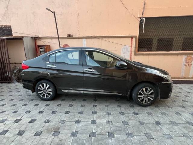 https://images10.gaadi.com/usedgaadi-sellcar/UsedCar/e53305d0a/6a01e08d-32d8-4b56-b118-45e7833d7563.jpeg?imwidth=6402