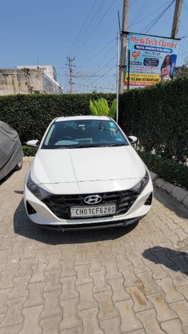 https://images10.gaadi.com/usedgaadi-sellcar/UsedCar/e5330ba7a/db0f6a78-0025-488d-9a3a-fb05ca4d89c0.jpg?imwidth=6400