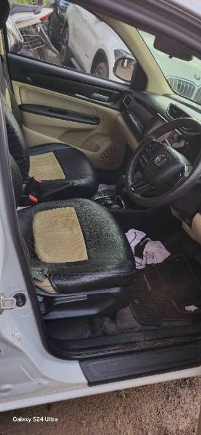 https://images10.gaadi.com/usedgaadi-sellcar/UsedCar/e53359b8a/095ced5c-650b-4dd0-81ce-9c1edb1b731a.jpg?imwidth=6402