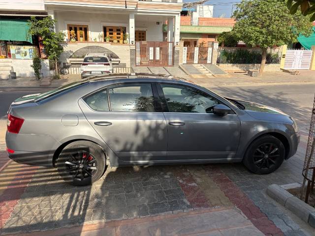 https://images10.gaadi.com/usedgaadi-sellcar/UsedCar/e533934aa/00e8ffae-3fcd-4a33-b521-3b9432c5e952.jpeg?imwidth=6400