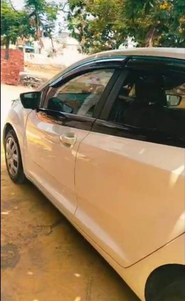 https://images10.gaadi.com/usedgaadi-sellcar/UsedCar/e533e5c8a/305d3755-99ee-4ad7-b45c-7d4f691c9d69.jpg?imwidth=6402