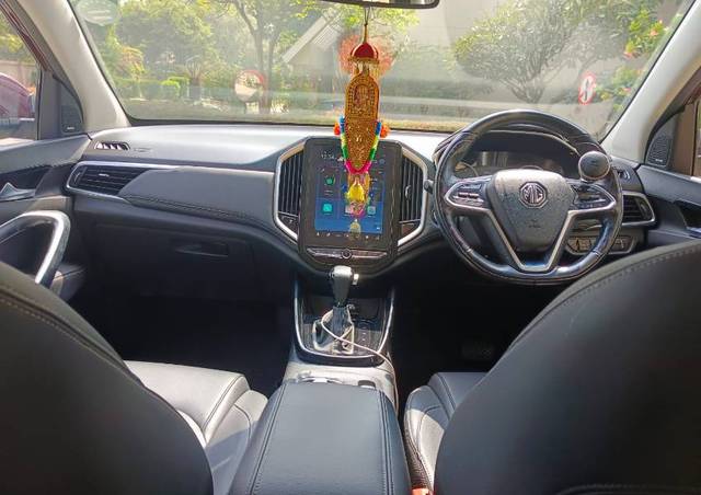 https://images10.gaadi.com/usedgaadi-sellcar/UsedCar/e533e92fa/aa9e380e-c924-417e-9216-1a72d4e626a0.jpg?imwidth=6402