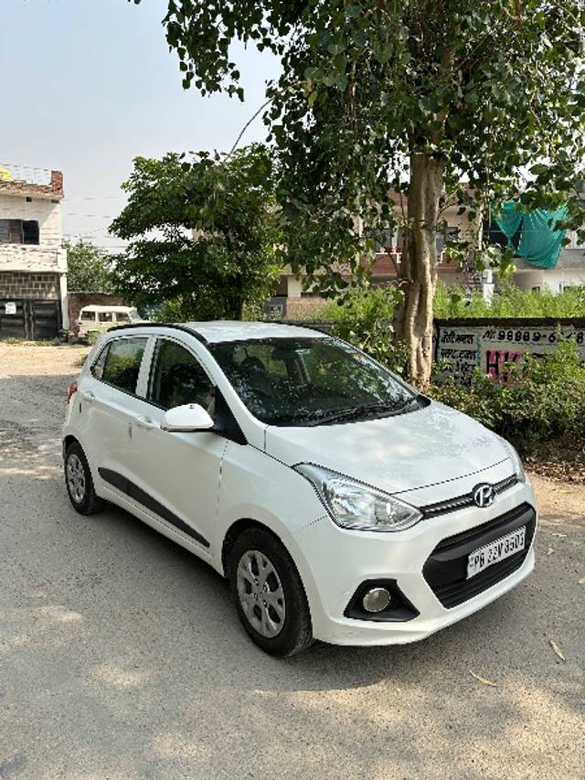 https://images10.gaadi.com/usedgaadi-sellcar/UsedCar/e5350feda/73c2d198-6562-4779-b3fd-da3b961fc2ab.jpeg?imwidth=6400