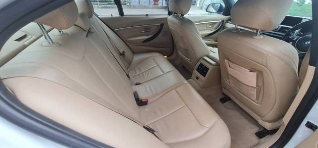 https://images10.gaadi.com/usedgaadi-sellcar/UsedCar/e5352a63a/02729aa5-6baf-48a8-9427-c73ce9bb4626.jpeg?imwidth=6401